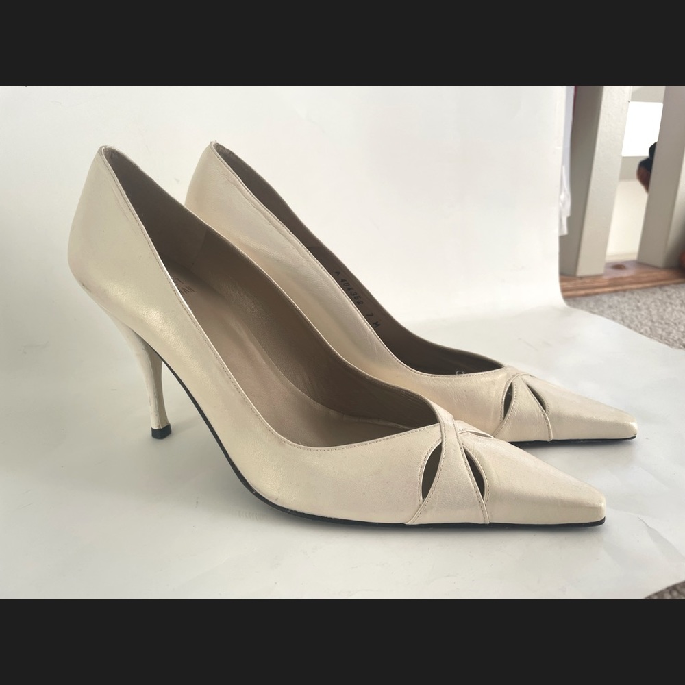 Stuart Weitzman heels in white / pearl vintage size 7 made in Spain real leather